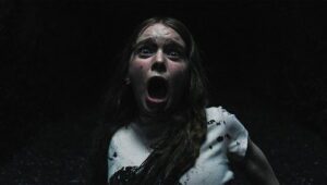 Carrie a Estranha 1×4